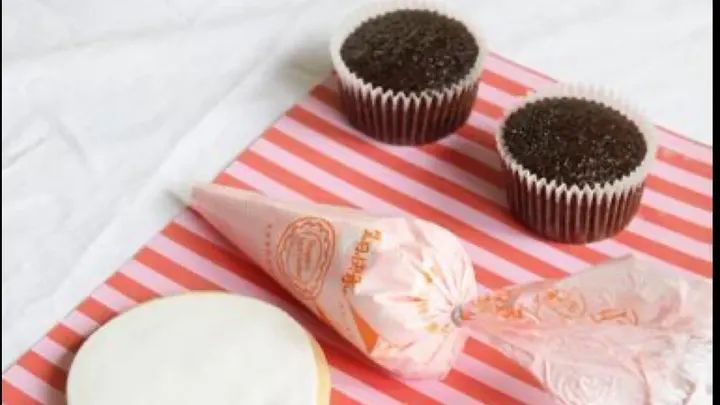 Cupcake artistry with The House of Treats Bakery